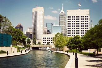 USA, Indiana, Indianapolis, View of canal and skyscrapers. Photo : Henryk Sadura