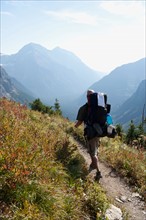 USA, Montana, Glacier National Park, Browns Pass, Mid adult hiker walking. Photo : Noah Clayton