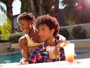 USA, Arizona, Scottsdale, Young couple at pool side bar. Photo : db2stock