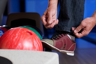 Man tying bowling shoe. Photo : db2stock