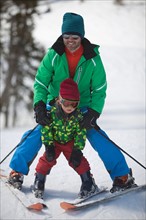 USA, Colorado, Telluride, Father with son (4-5) skiing together. Photo: db2stock