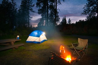 USA, Oregon, Ochoco Mountains, Tent and campfire at dusk. Photo : Gary J Weathers