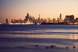 USA, Illinois, Chicago, Skyline at sunset. Photo : Henryk Sadura