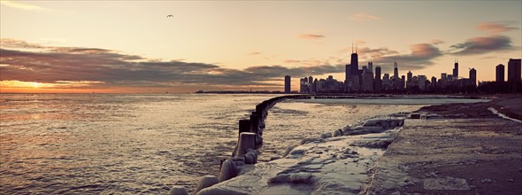 USA, Illinois, Chicago, Skyline at sunrise. Photo : Henryk Sadura