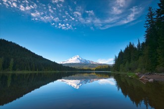 USA, Oregon, Clackamas County, View of Trillium Lake with Mt Hood in background. Photo : Gary J
