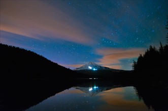 USA, Oregon, Clackamas County, View of Trillium Lake with Mt Hood in background at night. Photo :