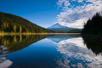 USA, Oregon, Clackamas County, View of Trillium Lake with Mt Hood in background. Photo : Gary J