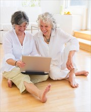 Two senior women with laptop. Photo : Daniel Grill