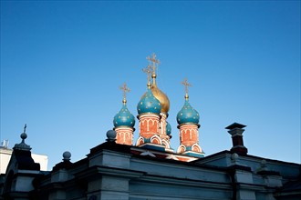 Russia, Moscow, Church domes against blue sky. Photo : Winslow Productions