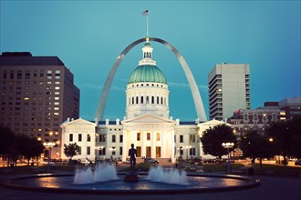USA, Missouri, St. Louis, Fountain and courthouse at dusk. Photo: Henryk Sadura