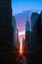 USA, New York, Manhattan, City buildings at sunset with sunbeam. Photo : Daniel Grill