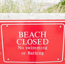 USA, New York, Queens, Rockaway Beach, close up of warning sign about closed beach. Photo : Jamie