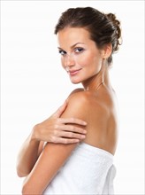 Studio portrait of young attractive woman wrapped in towel. Photo : momentimages