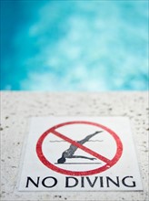 Close up of warning sign "no diving". Photo : Jamie Grill