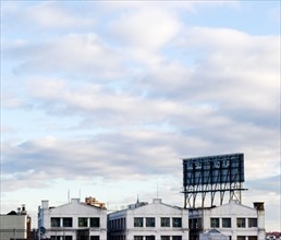 USA, New York, Brooklyn, Williamsburg, Houses against cloudy sky. Photo: Jamie Grill