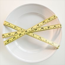 Plate tied with tape measure. Photo : Jamie Grill