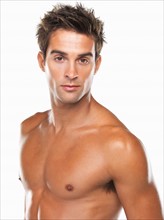 Studio portrait of young muscular man. Photo : momentimages
