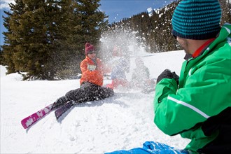 USA, Colorado, Telluride, Family skiing together. Photo : db2stock