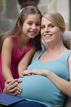 Portrait of pregnant mother with daughter (6-7) . Photo : Rob Lewine