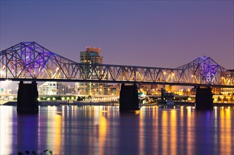 USA, Kentucky, Louisville, Bridge over Ohio river at night. Photo : Henryk Sadura