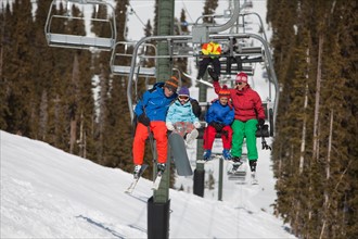 USA, Colorado, Telluride, Family on ski lift. Photo : db2stock