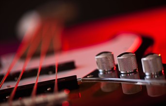 Close up of volume knobs of bass guitar. Photo : Daniel Grill