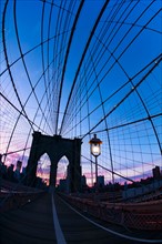 USA, New York State, New York City, Manhattan, Brooklyn Bridge at dusk. Photo : Daniel Grill
