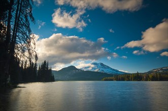 USA, Oregon, Deschutes County, scenic view of Sparks Lake. Photo: Gary J Weathers