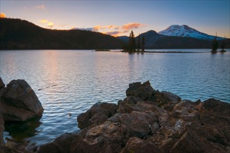 USA, Oregon, Deschutes County, scenic view of Sparks Lake. Photo: Gary J Weathers