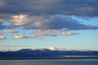 USA, California, Mono Lake at dusk. Photo: Gary J Weathers