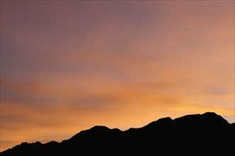 USA, California, Silhouette of ridge at sunset. Photo : Gary J Weathers