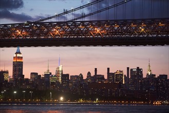 USA, New York State, New York City, Manhattan, Williamsburg Bridge at dusk. Photo: fotog