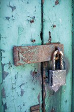 Old rusty padlock on door. Photo : Winslow Productions