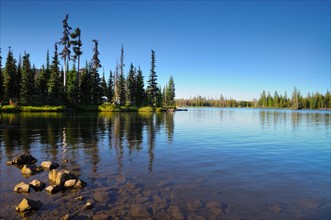 USA, Oregon, Scenic view of lake. Photo : Gary J Weathers
