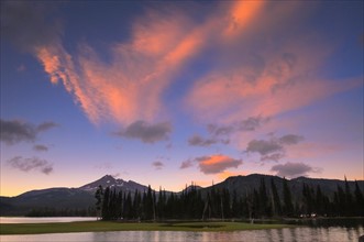 USA, Oregon, Deschutes County, Sparks Lake at sunset. Photo : Gary J Weathers