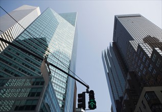 USA, New York State, New York City, Manhattan, Low angle view of skyscrapers. Photo: fotog