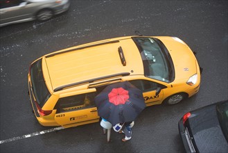 USA, New York State, New York City, Manhattan, People getting into taxi cab . Photo : fotog