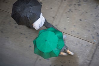 USA, New York State, New York City, Manhattan, People walking with umbrellas. Photo : fotog