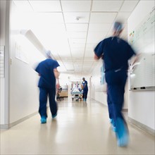 Medical team walking along hospital corridor before operation. Photo: Erik Isakson