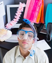 Man wearing scubamask in office. Photo : Daniel Grill