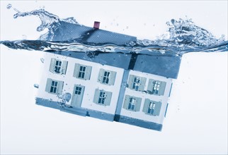 House model splashing into water, studio shot. Photo : Daniel Grill