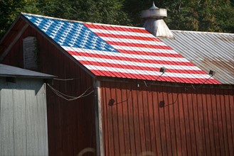 USA, New York State, Chester, Barn with American Flag on roof. Photo: fotog