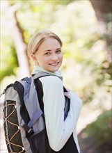 Young woman hiking with backpack. Photo : Daniel Grill
