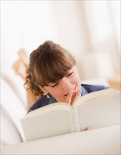Young woman reading book. Photo : Daniel Grill