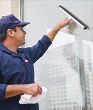 Man cleaning window. Photo : Daniel Grill