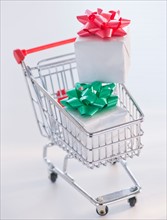 Shopping cart with christmas gifts. Photo : Daniel Grill