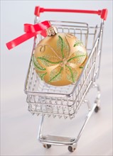 Shopping cart with christmas decorations. Photo : Daniel Grill