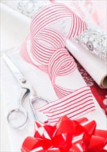 Wrapping paper, ribbon and scissors. Photo : Daniel Grill