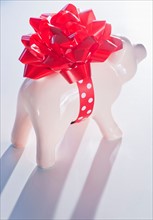 Piggy bank with big red ribbon. Photo: Daniel Grill