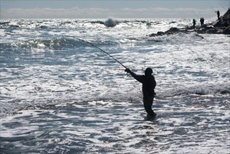USA, New York, Long Island, Montaurk, Man fishing in sea. Photo : fotog